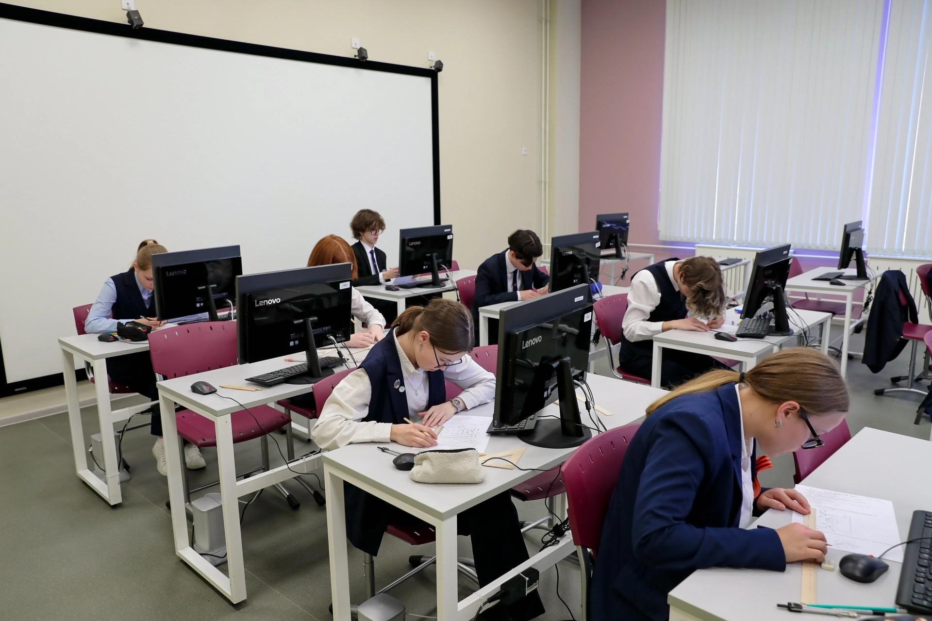 Еще 16 школьников Петербурга получили профессию чертежника
